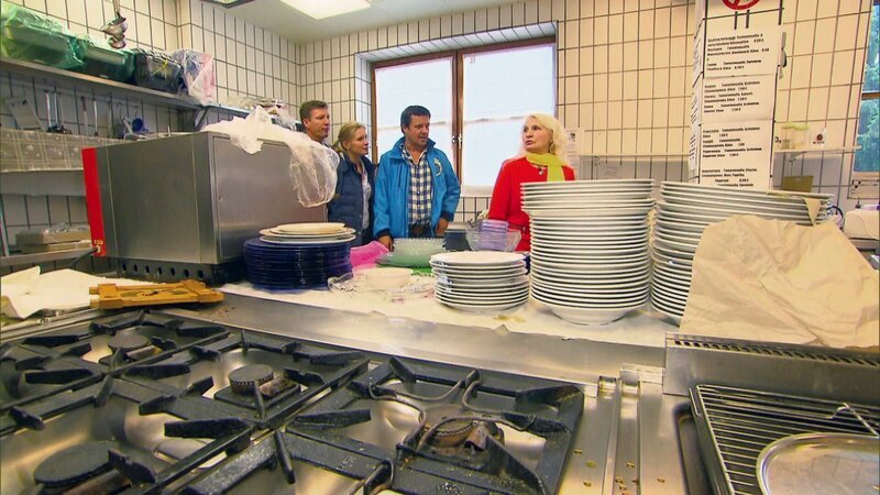 Nach einer Pechsträhne muss Rentnerin Carolina ihr einst gutgehendes Restaurant verkaufen.Trödelprofi Marco Heuberg will das Inventar mit größtmöglichem Gewinn verkaufen. v.l.: Schwiegersohn Frank, Tochter Christine, Trödelprofi Marco Heuberg, Carolina – Bild: RTL II