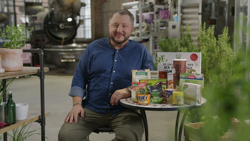 Hühnerbrühe, Pizza oder Tortellini: Viele verarbeitete Lebensmittel enthalten Rosmarin-Extrakt. Dass der Zusatzstoff nichts mehr mit dem Gewürz zu tun hat, deckt Sebastian Lege auf. – Bild: ZDF und Lars Döring