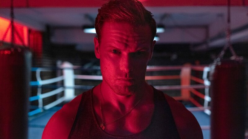 Ryan (Sam Heughan), Polizist und Freund von Dannys toter Tochter, erhält beim Fitness-Training Besuch von Danny. – Bild: ZDF
