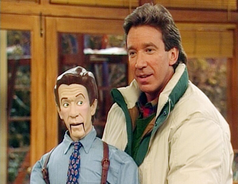 Nach seinem Ebenbild schnitzt Tim (Tim Allen) eine Bauchredner-Puppe für seinen Sohn. – Bild: MG RTL D /​ Touchstone Tele