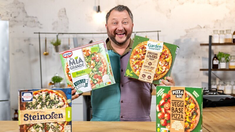 Pizza mit Nutri-Score A! Wie funktioniert das und sind die veggie Pizzen wirklich besser für uns als andere Tiefkühlpizzen? Produktentwickler Sebastian Lege findet es heraus. – Bild: ZDF