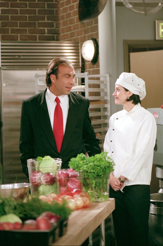 Allesandro (Taylor Negron, l.); Monica Geller (Courteney Cox, r.) – Bild: TVN/​WB