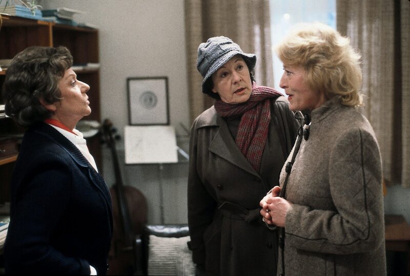 Zuhause in ihrer Wohnung wird Oma Drombusch (Grete Wurm, l.) das Alleinsein unerträglich. Zwei Frauen (Renate Bochow, M. und Ruth Köhler, r.) sind an der Wohnung interessiert, doch Oma besinnt sich eines Besseren. – Bild: ZDF und Gyula Trebitsch Prod. GmbH