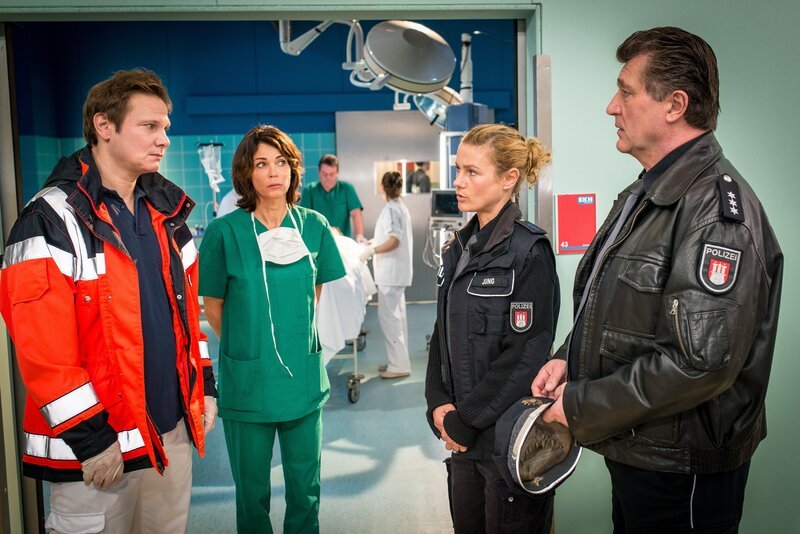 Franzi (Rhea Harder-Vennewald, 2.v.r.) und Hans (Bruno F. Apitz, r.) erkundigen sich nach Thies Amman, der einen Motorradunfall hatte. Doch Haase (Fabian Harloff, l.) und Jasmin (Gerit Kling, 2.v.l.) müssen ihnen mitteilen, dass ihr Patient seinen Verletzungen erlegen ist. – Bild: ZDF/​Boris Laewen