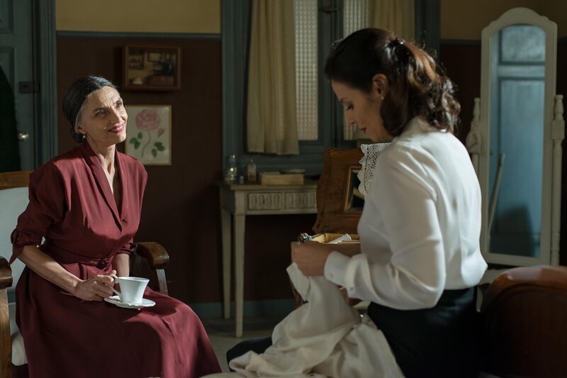 Isabel Navarro (Ángela Molina, l.) – Bild: Manuel Fernández-Valdés/​BetaFilm