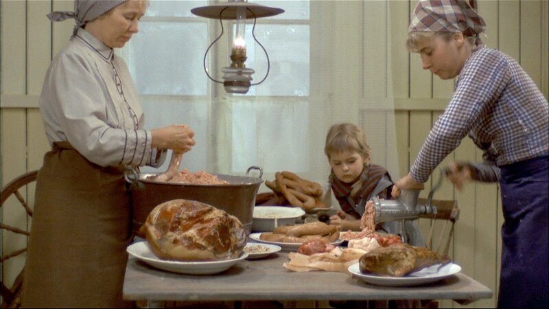 Michels Mutter (Emy Storm, l.), Ida (Lena Wisborg, r.) und Lina (Maud Hansson, r.) bereiten alles für das Weihnachtsessen vor. – Bild: ORF/​Studio 100 Media
