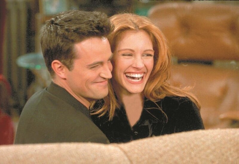 Chandler Bing (Matthew Perry, l.); Susie (Julia Roberts, r.) – Bild: Warner Bros. Entertainment Inc.