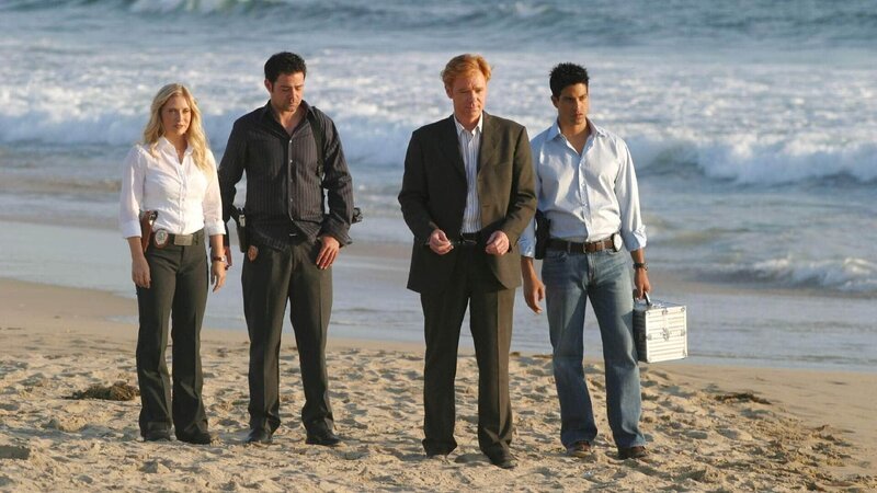 Calleigh (Emily Procter), Tim (Rory Cochrane), Horatio (David Caruso) und Eric (Adam Rodriguez) treffen am Tatort ein. – Bild: TVNOW /​ CBS