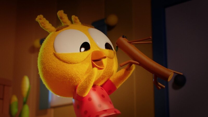 Karla ist überglücklich, als ihre Eltern ihr Stöckchen (rechts) schenken. Das ist ihre erste eigene Stabheuschrecke. – Bild: ZDF/​DR, Sparre Production, GODO Films