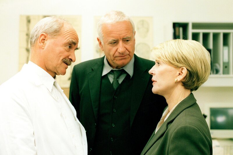 Julia und Arthur mit Prof. Kordesch im Gespräch über die weitere Vorgangsweise (v.li.: Bernd Birkhahn, Peter Bongartz, Christiane Hörbiger). – Bild: ORF/​Petro Domenigg