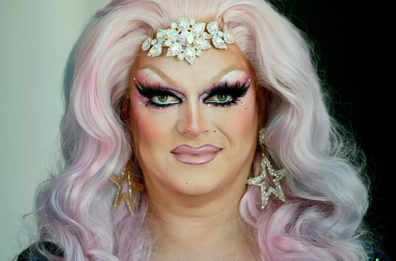 Die Dragqueen, Aktivistin und Autorin Barbie Breakout aus Berlin ist als laute Stimme für Gerechtigkeit und als HIV/​AIDS-Aktivistin bekannt. – Bild: Tobias Winkel/​Spiegel TV