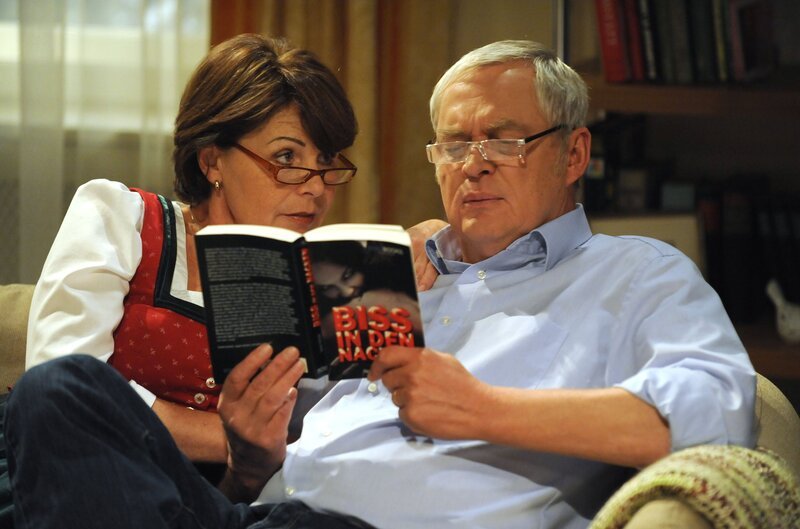 Rosi und Joseph sind so gefesselt von dem Roman, dass sie ihn gemeinsam weiterlesen. Von links: Rosi (Brigitte Walbrun) und Joseph Brunner (Wilhelm Manske). – Bild: BR/​Marco Orlando Pichler