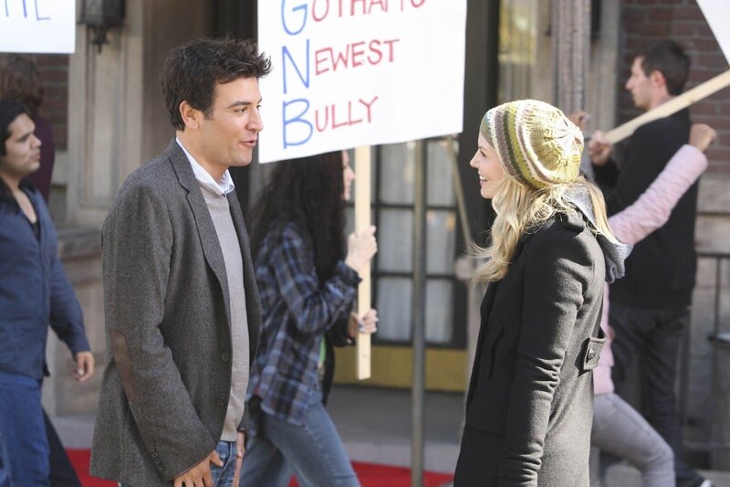 Ted trifft auf eine hübsche Frau, die sich sehr darüber ärgert, dass eine Sehenswürdigkeit abgerissen werden soll, um Platz für das neue Gebäude der Goliath National Bank, das Ted entwirft, Platz zu machen … – Bild: 20th Century Fox International Television