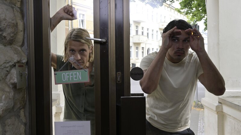 Erneut schauen die Kommissare Tamara Meurer (Anja Pahl) und Samir Amari (Skandar Amini) in der Taverne von Carlo Papadakis vorbei. Dieser wurde gesehen, wie er Streit mit seinem Sohn vor der Villa der Studentenverbindung hatte. – Bild: ZDF und Christiane Pausch