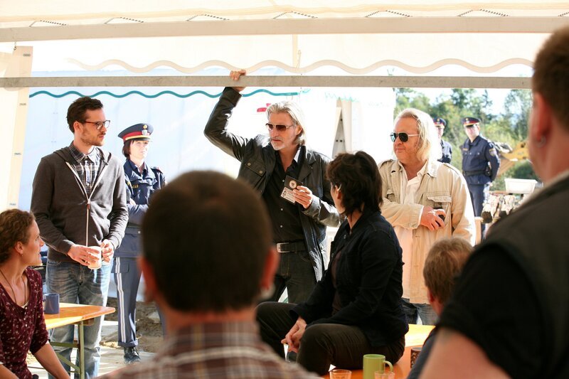 Nora Bauherr (Barbara Lanz, l.), Dorian Mahl (Florian Bartholomäi, 2.v.l.), Carl Ribarski (Stefan Jürgens, M.), Irene Ruprecht (Anke Sevenich, 2.v.r.) und Helmuth Nowak (Gregor Seberg, r.) mit Komparsen. – Bild: Bavaria Media GmbH