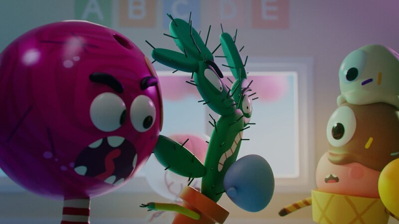 Wütend rast Spiky (Mitte) durch die Klasse, weil er beim Spiel „Ballon-Zerstampfen“ ausgeschlossen werden soll. Strike (links) ärgert sich über Spikys angeblichen unfairen Vorteil, und auch Waffel (rechts) findet Spikys Verhalten nicht in Ordnung. – Bild: ZDF/​DR, Sparre Production, GODO Films