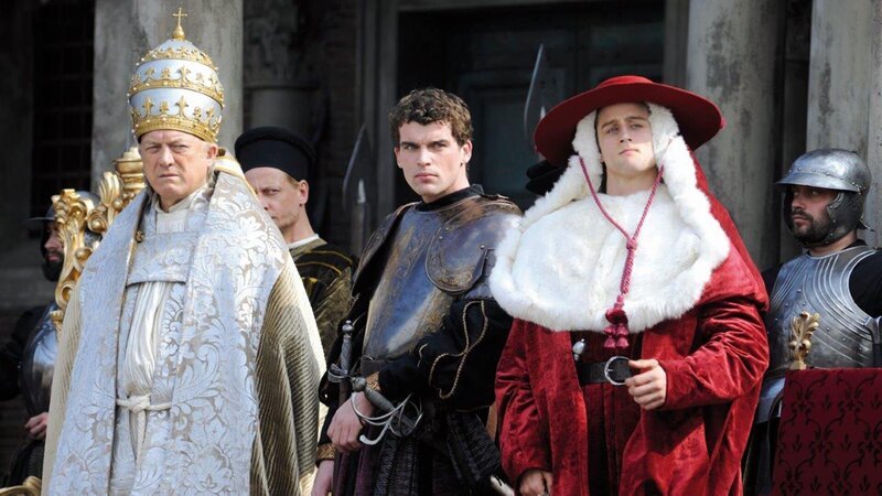 Die Borgias gehörten im Italien des Mittelalters zu den mächtigsten Familien. Als Papst verschaffte Rodrigo Borgia (John Doman), l.) seinen Söhnen Juan (Stanley Weber, M.) und Cesare (Mark Ryder) höchste Ämter. – Bild: ZDF