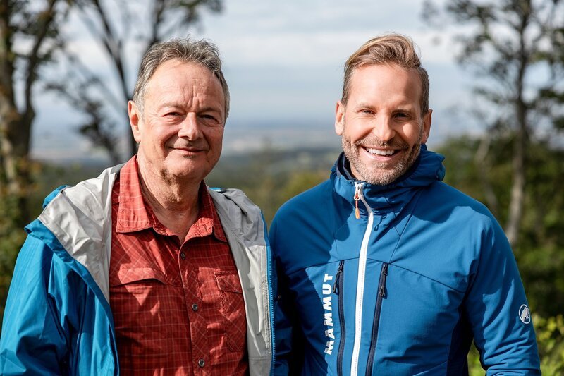 v.li.: Thomas Bucheli, Leiter SRF Meteo, und Sebastian Weber, Chefmeteorolge Servus TV, erforschen das Alpenwetter. – Bild: SRF/​West4Media /​ Alexander Brus