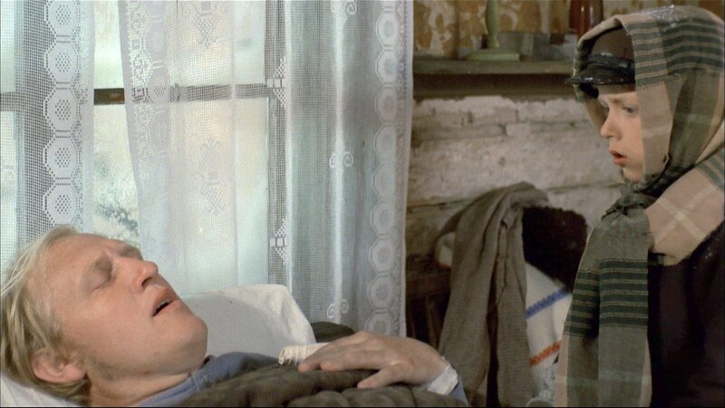 Michel (Jan Ohlsson, r.) kommen die Tränen, sein bester Freund Alfred (Björn Gustafson, l.) scheint schwer krank zu sein. – Bild: ORF/​Studio 100 Media