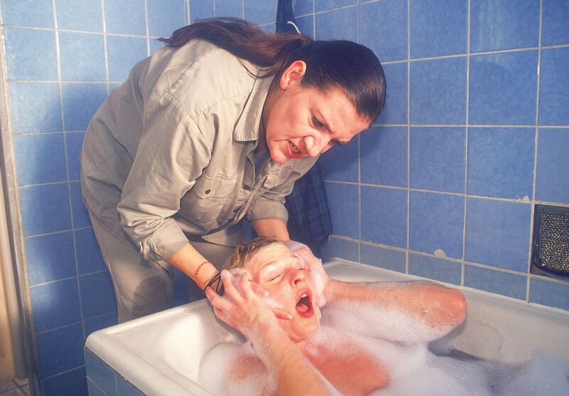 Walter (Katy Karrenbauer, oben) will nicht, dass Mareike (Sanna Englund) weiter dealt und verleiht ihrer Forderung Nachdruck, indem sie Mareike unter Wasser drückt … – Bild: RTL