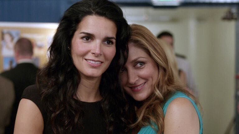 Maura Isles (Sasha Alexander, r.) begleitet Jane Rizzoli (Angie Harmon) auf ihr Klassentreffen. Nach dem Treffen wird einer ihrer alten Mitschüler erschossen aufgefunden. Ist der Täter einer von Janes Schulkameraden? – Bild: RTL