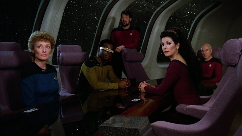 Doctor Pulaski (Diana Muldaur), Geordi La Forge (LeVar Burton), William Riker (Jonathan Frakes), Deanna Troi (Marina Sirtis) und Jean-Luc Picard (Patrick Stewart) – Bild: Tele 5