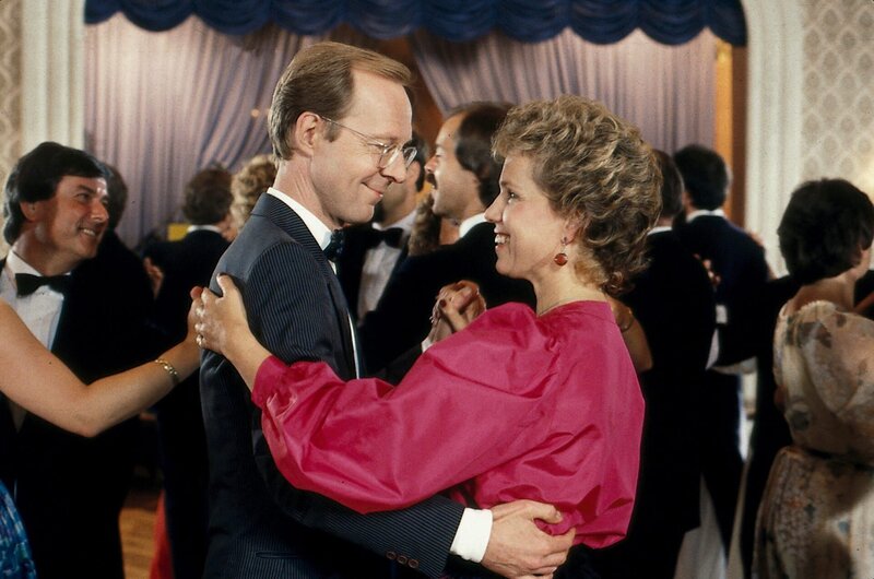 Vera Drombusch (Witta Pohl) belegt gemeinsam mit ihrem Mann Siegfried (Hans-Peter Korff) einen Tanzkurs. – Bild: ZDF und Gyula Trebitsch Prod. GmbH