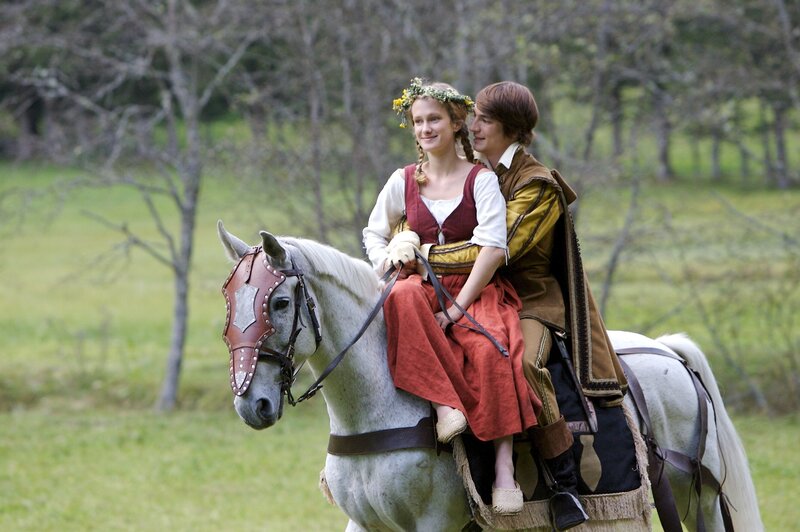 Glücklich bringt der König (Sebastian Fischer) Marie (Marie-Christine Friedrich) zurück zu ihrem Vater, um um ihre Hand anzuhalten – Bild: ZDF/​Christian Schneider