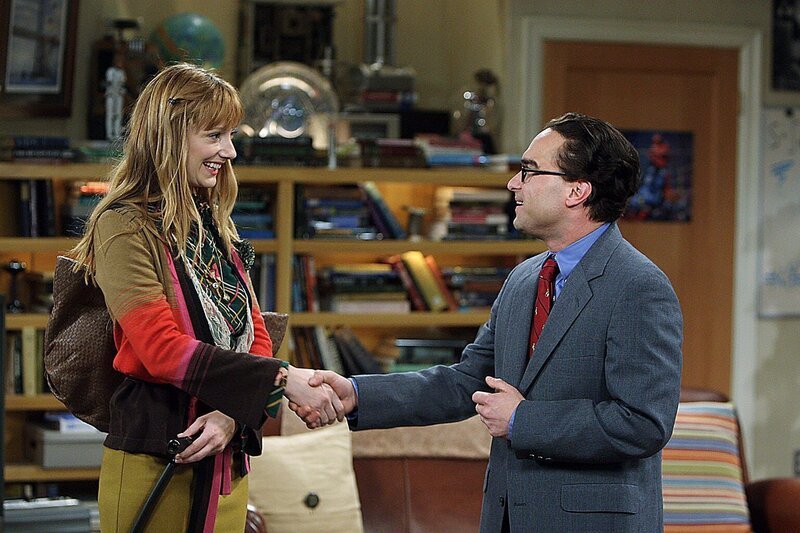 Sheldon erwartet Besuch von Dr. Elizabeth Plimpton (Judy Greer, l.), einer befreundeten Wissenschaftlerin. Da Elizabeth nicht gerne in Hotels wohnt, hat Sheldon sie zu sich nach Hause eingeladen und überlässt ihr sein Zimmer. Leonard (Johnny Galecki, r.) ist schwer beeindruckt, da er ihre Arbeit sehr bewundert … – Bild: Puls 4