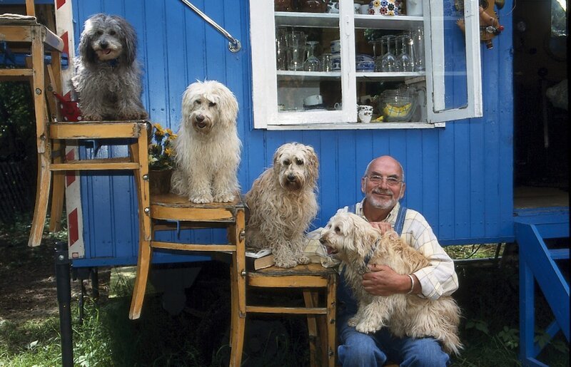Eigentlich wünscht sich Peter (Peter Lustig) mindestens vier Hunde. – Bild: ZDF und Christiane Pausch