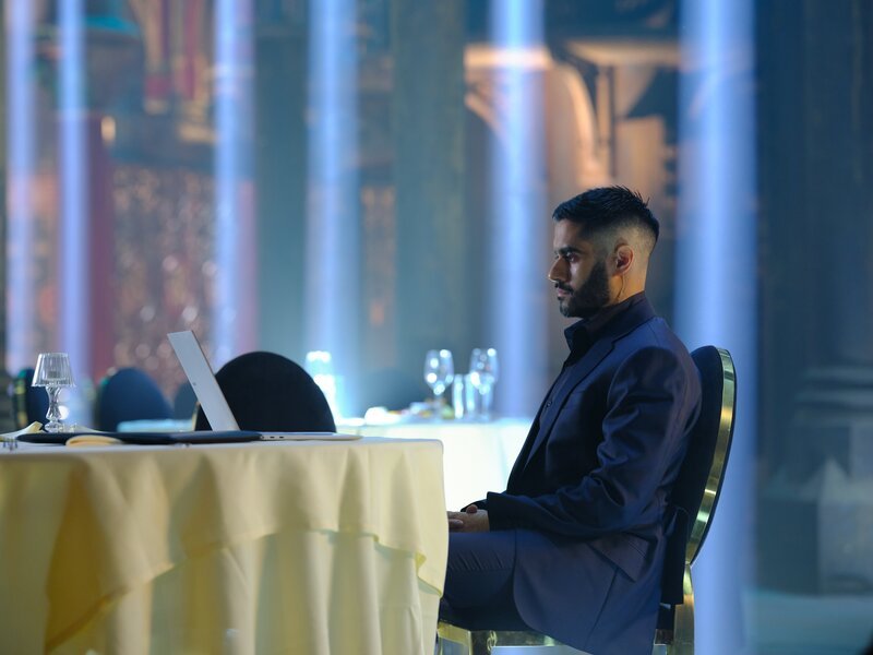 Jaisal (Sacha Dhawan) erhält in seinem exklusiven Club Besuch von Danny. – Bild: LAURENCE CENDROWICZ /​ ZDF