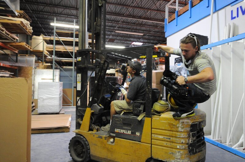 Jose driving forklift in warehouse. – Bild: NGC /​ Lindsey Snell