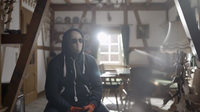 Dealer „Mike“ verkauft Cannabis über die sozialen Netzwerke. – Bild: ZDF und Till Vielrose