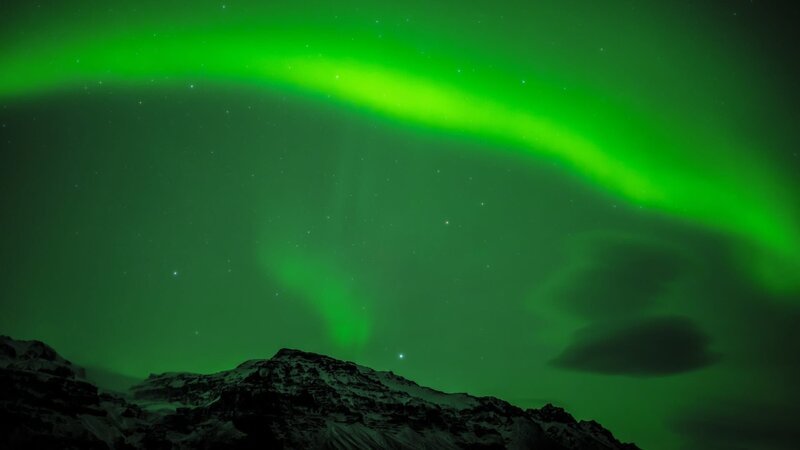 Viele Mythen und Geschichten ranken sich um die Himmelserscheinungen, die im Winter auf Island häufig zu sehen sind. – Bild: ZDF und Ralf Blasius