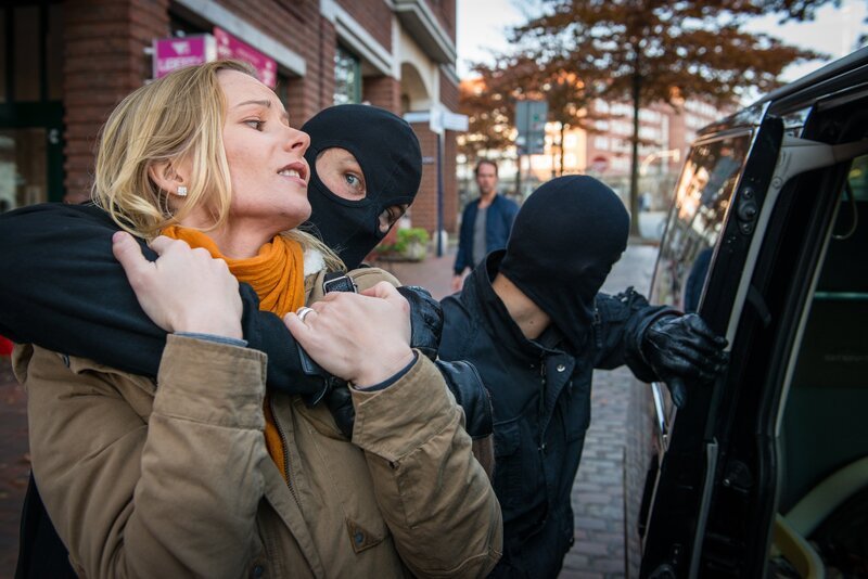 Mattes (Matthias Schloo, hinten) muss mit ansehen, wie seine neue Flamme Alina (Teresa Weißbach) auf offener Straße von maskierten Männern entführt wird. – Bild: ZDF/​Boris Laewen