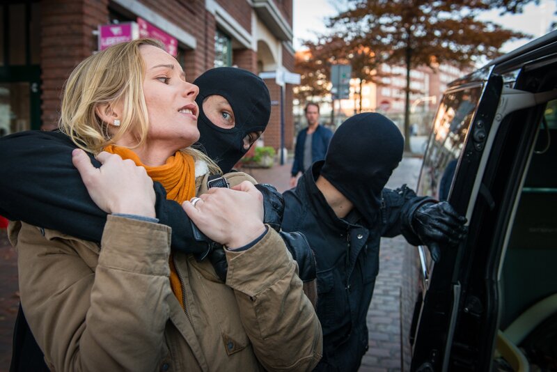 Mattes (Matthias Schloo, hinten) muss mit ansehen, wie seine neue Flamme Alina (Teresa Weißbach) auf offener Straße von maskierten Männern entführt wird. – Bild: ZDF/​Boris Laewen