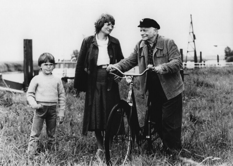 An einer abgelegenen Uferstelle trifft sich Schiffer Suhr (Georg-Heinrich Lange) mit Gerda (Uta Stammer), die ihren Sohn Klein-Uwe (Lars Höbeler) mitgebracht hat. – Bild: NDR/​Stroemer