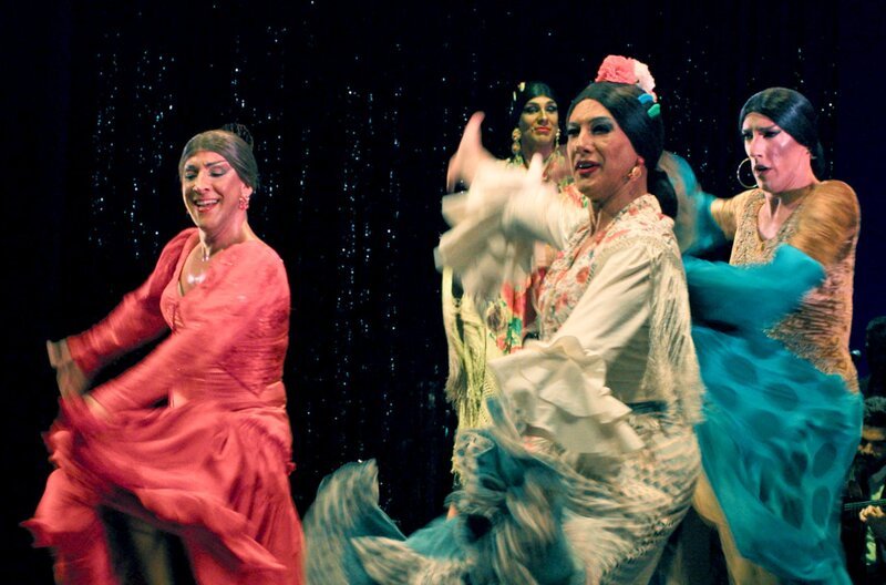 Die Choreographie „¡Viva!“, inszeniert von Manuel Liñán, bricht mit gesellschaftlichen Geschlechterrollen und feiert die Einzigartigkeit und Ausdrucksfreiheit eines jeden Einzelnen. – Bild: Frederic Bernas/​Spiegel TV