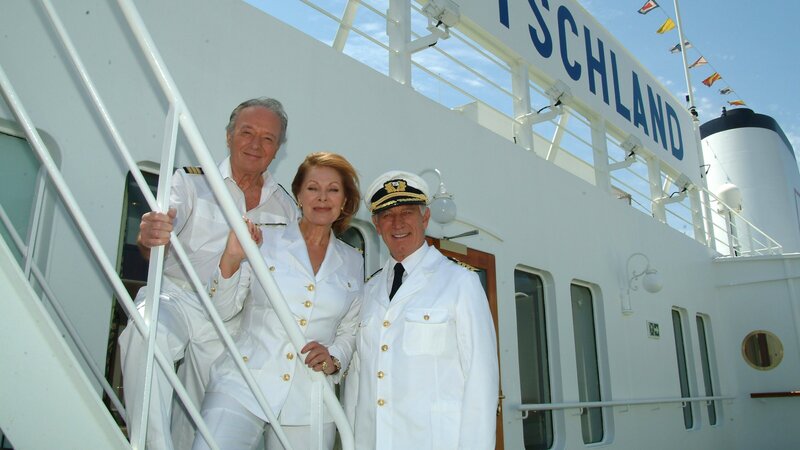 Dr. Horst Schröder (Horst Naumann, l.), Beatrice (Heide Keller, M.) und Kapitän Paulsen (Siegfried Rauch, r.) in „Das Traumschiff: Botswana“. – Bild: ZDF und Dirk Bartling