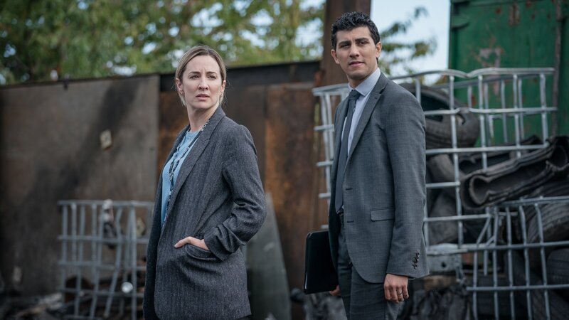 Die beiden Kommissare Lisa Armstrong (Morven Christie) und Ahmed Kharim (Taheen Modak) arbeiten Seite an Seite im Mordfall an einem Rechtsanwalt. – Bild: ZDF und Ben Blackall