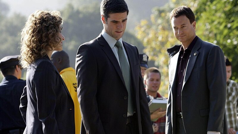Während eines Rockkonzertes kommt es zu einem tödlichen Unfall. Eine Frau bricht tot an einer Bushaltestelle zusammen. V.l.: Die Detectives Stella Bonasera (Melina Kanakaredes), Don Flack (Eddie Cahill) und Mac Taylor (Gary Sinise) werden zum Tatort gerufen. – Bild: TVNOW /​ CBS