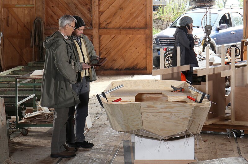 In der Säge wird nahezu rund um die Uhr gearbeitet. Nachdem Toni endgültig weg ist, stehen Sophie (Janina Flieger, re.) und Niki (Nikolaus König, 2.v.li.) mit den sich häufenden Aufträgen alleine da. Karl (Peter Schnell, li.) kann es kaum fassen, wie schnell sich die Umstände ändern. – Bild: SWR/​Johannes Krieg