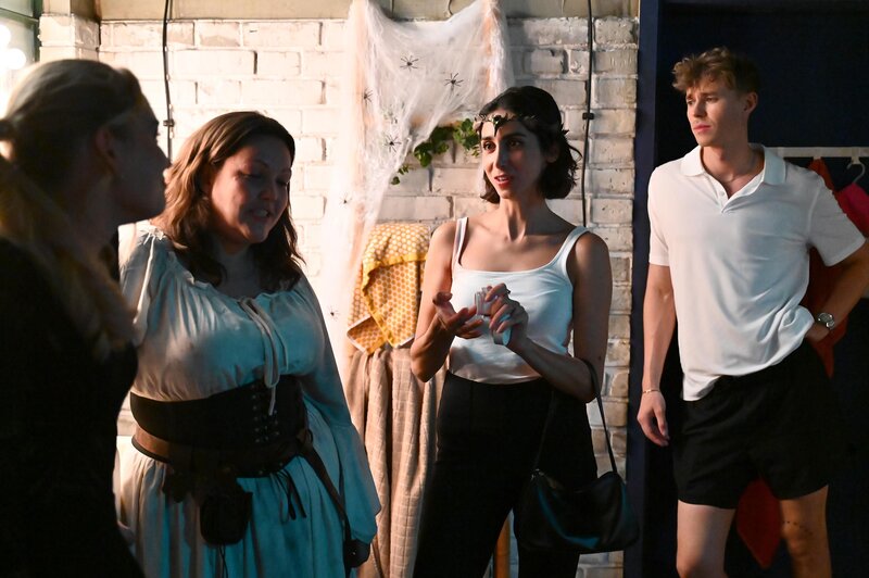 Nele (Maria Müller, l.) freut sich auf den Beginn ihrer Tenniskarriere. Von rechts: Elias (Robin Schick), Leyla (Suri Abbassi), Hanna (Sarah Victoria Schalow). – Bild: RTL /​ Julia Feldhagen /​ Der Angst zum Trotz