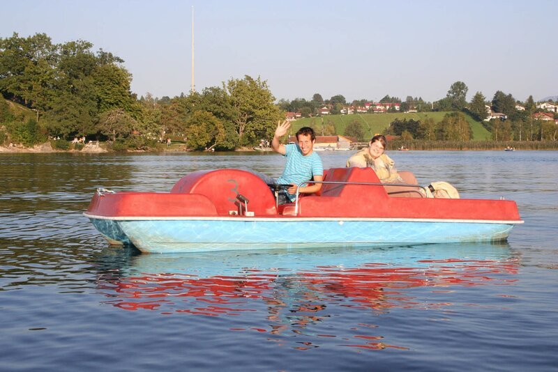 Willi Weitzel und Regina auf dem Staffelsee. Sie ist Patientin der Klinik Hochried und versucht dort, einige Kilos loszuwerden. – Bild: BR/​megaherz