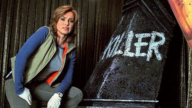 In einem Schaufenster eines Schuhgeschäftes wird eine Leiche gefunden. Der Mörder hat am Tatort das Zeichen ‚Killer‘ hinterlassen. Bei ihren Ermittlungen stoßen Olivia Benson (Mariska Hargitay), George Huang (B.D. Wong, M.) und Odafin Tutuola (Ice-T) auf ein Rauschmittel, dass die Opfer völlig enthemmt. – Bild: TVNOW /​ Universal