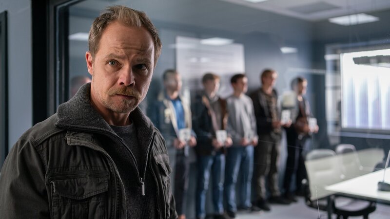 Holger Krawitz (Matthias Koeberlin) ist bei einer Gegenüberstellung bei der Polizei, um einen der Täter zu identifizieren. – Bild: Georges Pauly /​ ZDF