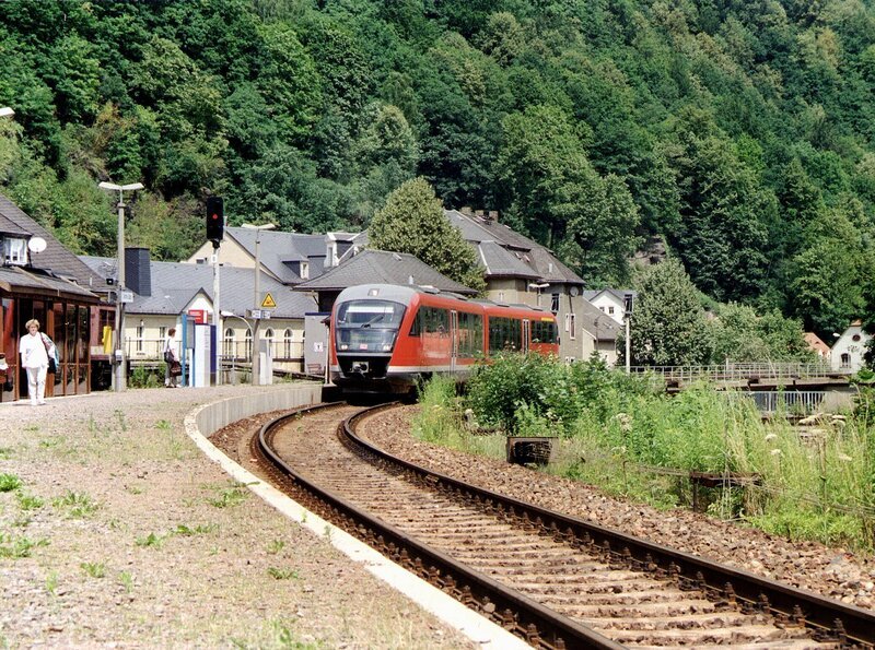 Einfahrt des neuen Triebwagens in den Bahnhof Glashütte. – Bild: SWR