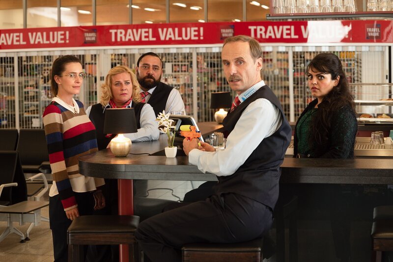 (v.l.n.r.) Sabine Grünberg (Doris Golpashin); Ingrid (Petra Kleinert); Ertu Karahanci (Kailas Mahadevan); Harald (Jan Georg Schütte); Samira Karahanci (Sara Fazilat) – Bild: ProSieben /​ Stephanie Kulbach