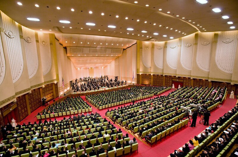 Die New Yorker Philharmoniker bei einem historischen Auftritt in Pjöngjang, Nordkorea – auf Einladung des nordkoreanischen Kulturministeriums. – Bild: Chris Lee