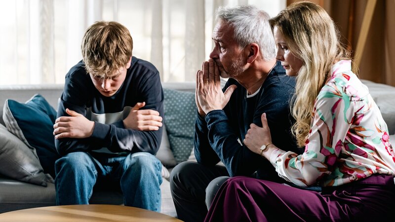 Nachdem die Studentin Sophie Rechberg ermordet wurde, kämpfen ihr Vater Johannes Rechberg (Thomas Dannemann, M.), ihre Stiefmutter Yolanda Rechberg (Pia Sarpei, r.) und ihr Bruder Toto Rechberg (Ted Trube, l.) mit den Tränen. Hängt der Tod mit Sophies kürzlich verstorbenen Mutter zusammen? – Bild: ZDF und Martin Rottenkolber